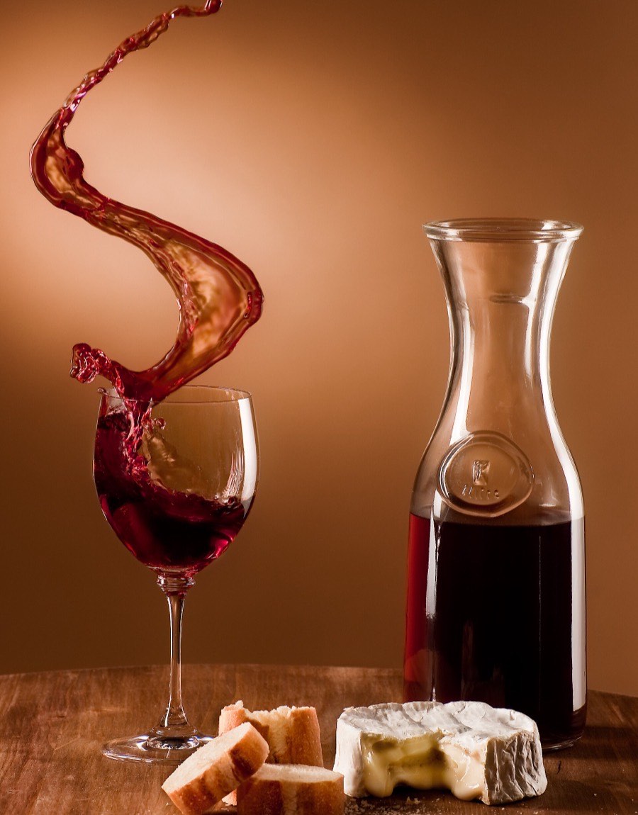 Rotwein im Glas, in Bewegung